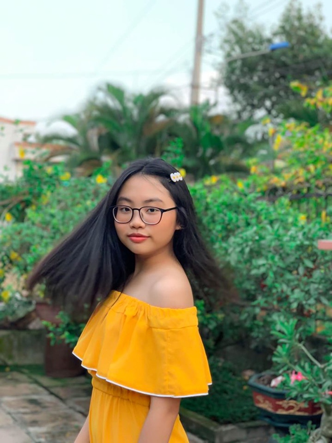 Việc Phương Mỹ Chi trở thành giám khảo chuyên môn Giọng hát Việt nhí 2019 gây nhiều tranh cãi. Ở tuổi 16, ca sĩ "Áo mới Cà Mau" là giám khảo nhỏ tuổi nhất trong hội đồng chuyên môn The Voice Kids 2019.