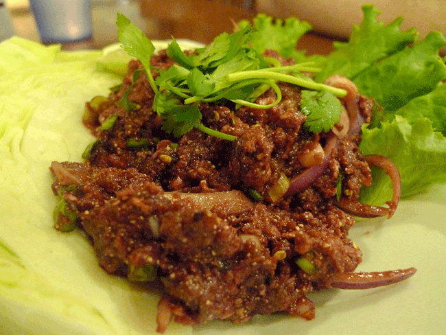 3. Larb leuat neua là món ăn khá phổ biến ở Thái Lan, được làm từ thịt bò sống và tiết bò tươi. Thông thường, khi thưởng thức món này thực khách sẽ ăn kèm với húng bạc hà, hành lá và xôi và nhâm nhi một ly bia lạnh. Tuy nhiên, món ăn này có nguy cơ ngộ độc thực phẩm cao do thịt sống có thể chứa ký sinh trùng nguy hiểm.
