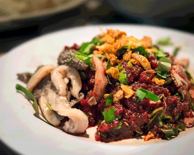 4. Larb dib là một món salad thịt sống khác của vùng Đông Bắc Thái Lan. Nó có thể được làm từ thịt bò hoặc thịt lợn sống, thường có hương vị bạc hà và các gia vị khác. Như bất kỳ món ăn từ thịt sống nào khác, chúng đều tiềm ẩn rất nhiều nguy cơ lây nhiễm vi khuẩn lây bệnh sang người.
