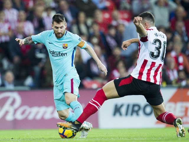 Messi trong một pha tranh chấp với Unai Nunez
