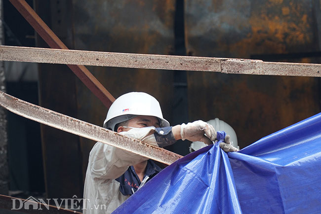 Chị Thu, một người dân sống gần nhà xưởng bị cháy chia sẻ: "Mấy hôm sau đám cháy mùi vẫn rất nồng và khét, mãi đến tận hôm nay mới thấy công nhân đến dọn dẹp để lấy lối đi và căng bạt che lại".