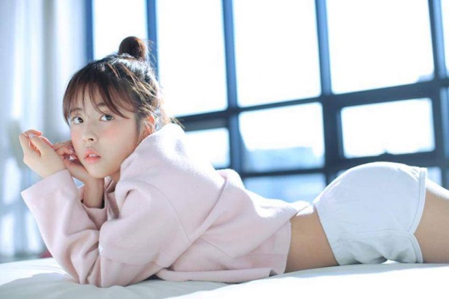 Trong một tấm ảnh khác Dohee mặc sweater màu hồng cùng một chiếc quần ngắn bó sát. 