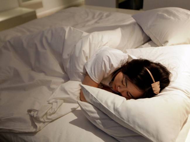 Cô thử ngủ trên chiếc giường trong khách sạn nhằm xem xét có thoải mái hay không để đưa vào ghi chép đánh giá.