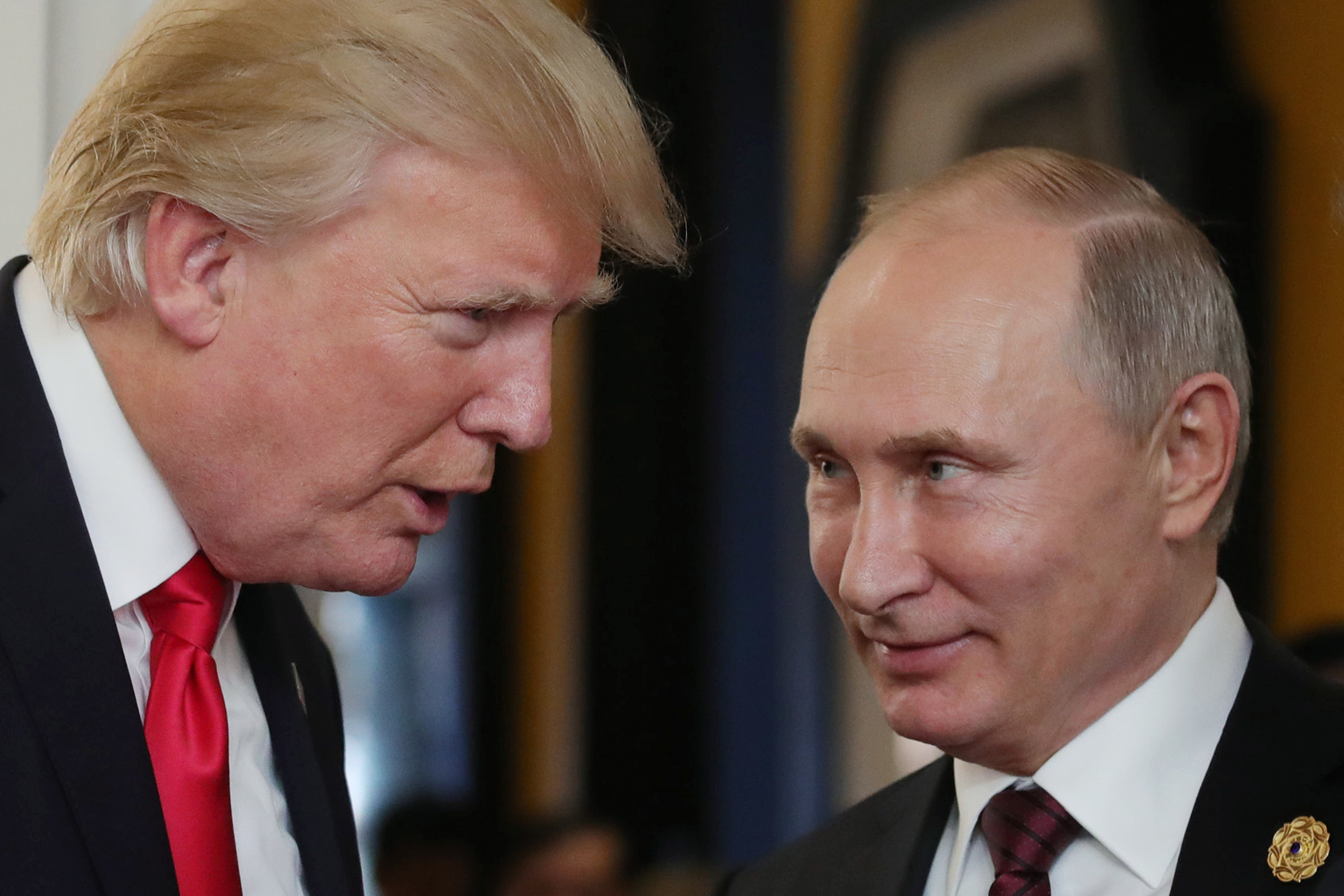 Tổng thống Putin (phải) cho biết đã đề xuất bán vũ khí siêu thanh cho Mỹ với người đồng cấp Donald Trump
