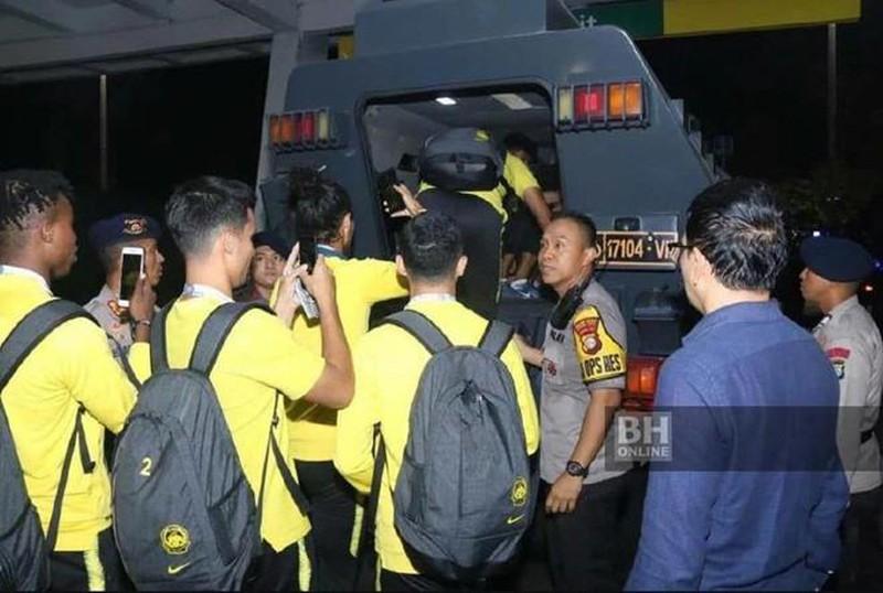 Malaysia lên xe bọc thép về khách sạn sau khi làm tan vỡ 95.000 con tim fan Indonesia.