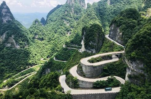 Đường lên đỉnh Thiên Môn Sơn dài tổng cộng 10 km, nằm ở độ cao từ 200m tới 1,300m so với mực nước biển.&nbsp;