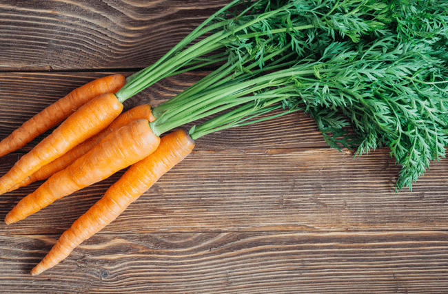 4. Ngọn cà rốt rất an toàn để ăn, và nó là một loại thảo mộc tuyệt vời với vị hơi ngăm ngăm đắng. Bạn hoàn toàn có thể thêm nó vào các món rau xào hoặc súp.
