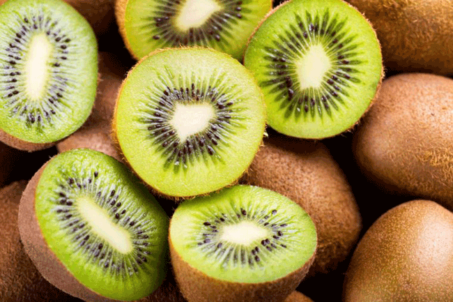 7.Vỏ kiwi có thể ăn được và rất tốt cho sức khỏe. Nó chứa nhiều vitamin C và chất xơ đặc biệt tốt cho sức khỏe hệ tiêu hóa.
