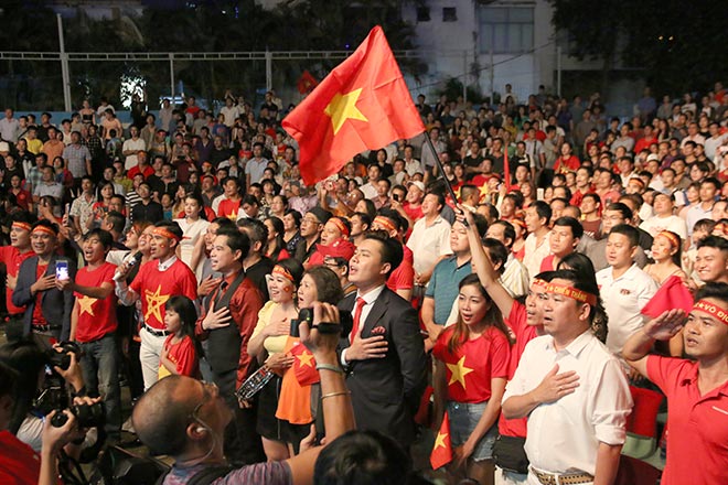 Đã có rất đông người hâm mộ tại TP.HCM tập trung về sân khấu Trống Đồng (Quận 1) để cùng theo dõi và cổ vũ cho đội tuyển Việt Nam trong trận đấu mở màn vòng loại World Cup 2022 trước đội tuyển Thái Lan vào tối ngày 5/9.