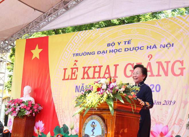 GS.TS Nguyễn Thị Doan, Nguyên chủ tịch nước, Chủ tịch Trung ương hội khuyến học Việt Nam phát biểu tại lễ khai giảng trường ĐH Dược Hà Nội