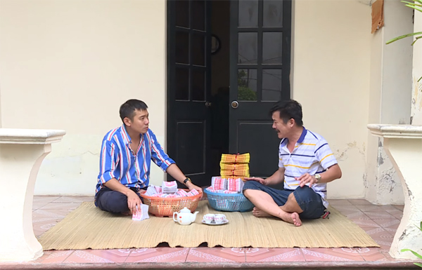 Phú Chim trò chuyện với ông trẻ về việc hạn chế vàng mã