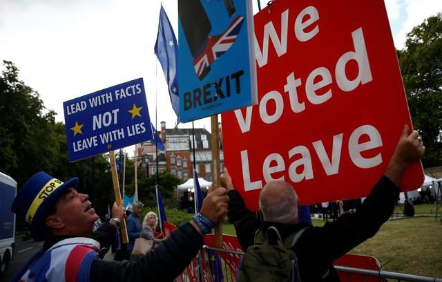 Một người ủng hộ và một người chống Brexit biểu tình bên ngoài trụ sở quốc hội Anh ở thủ đô London hôm 5-9 Ảnh: Reuters
