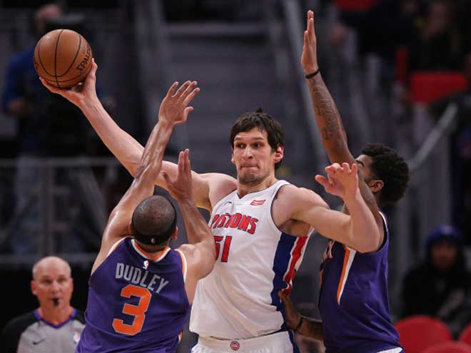 Boban Marjanovic (áo trắng, 2m21) cao nhất đội hình Serbia