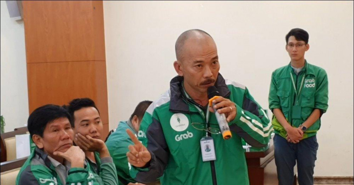 Ông Phạm Mi Sên, tài xế GrabBike, đang trình bày kiến nghị tại buổi gặp với Grab và cơ quan thuế - Ảnh: Hải Đăng