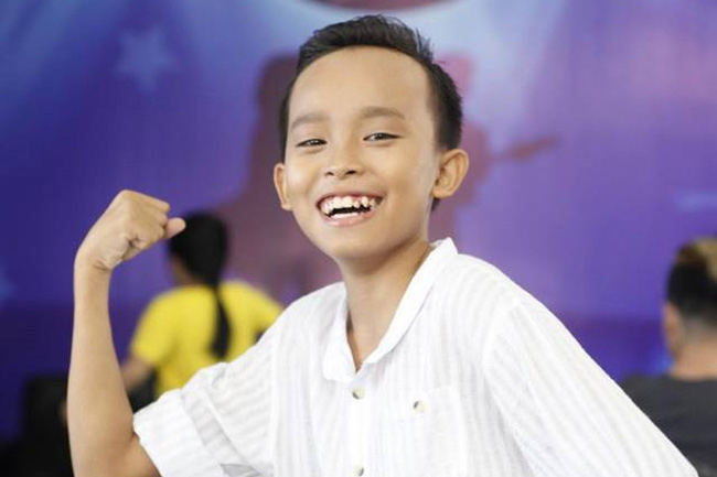 Trước đây gia đình Hồ Văn Cường khó khăn, đưa cậu bé lên thi Vietnam Idol cũng là cả một quá trình vất vả. Giọng hát và nụ cười tươi tắn của Hồ Văn Cường đã giúp cuộc sống gia đình em thay đổi.