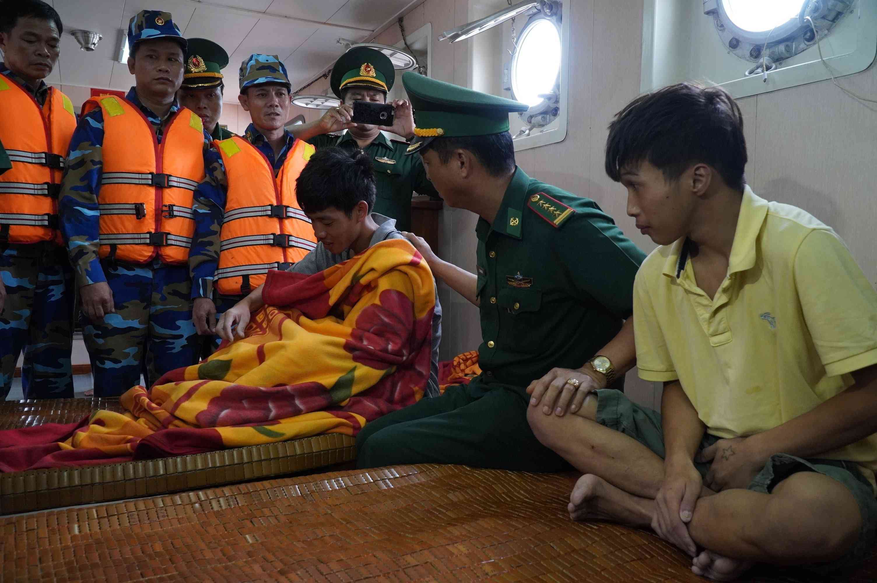 4 ngư dân may mắn sống sót được tàu cứu hộ CN 09 đưa vào đất liền an toàn