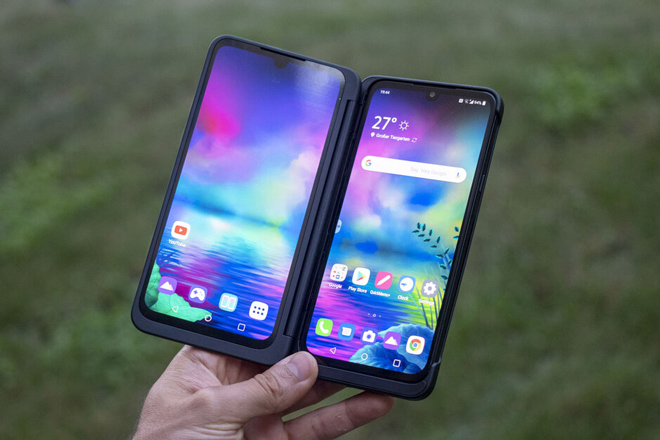 LG G8X ThinQ (bên phải).