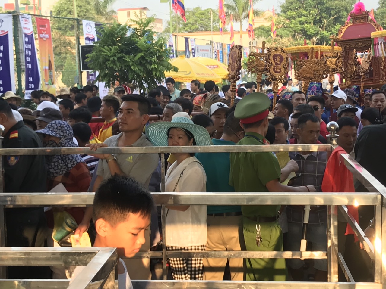 Thịt trâu bày bán la liệt sau mỗi trận đấu nảy lửa tại Lễ hội chọi trâu Đồ Sơn 2019 - 1