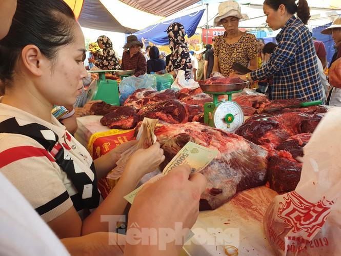 Mặc dù với giá rất cao nhưng nhiều thực khách vẫn chịu chi rút hầu bao để mua cho mình những cân thịt trâu chọi Đồ Sơn.