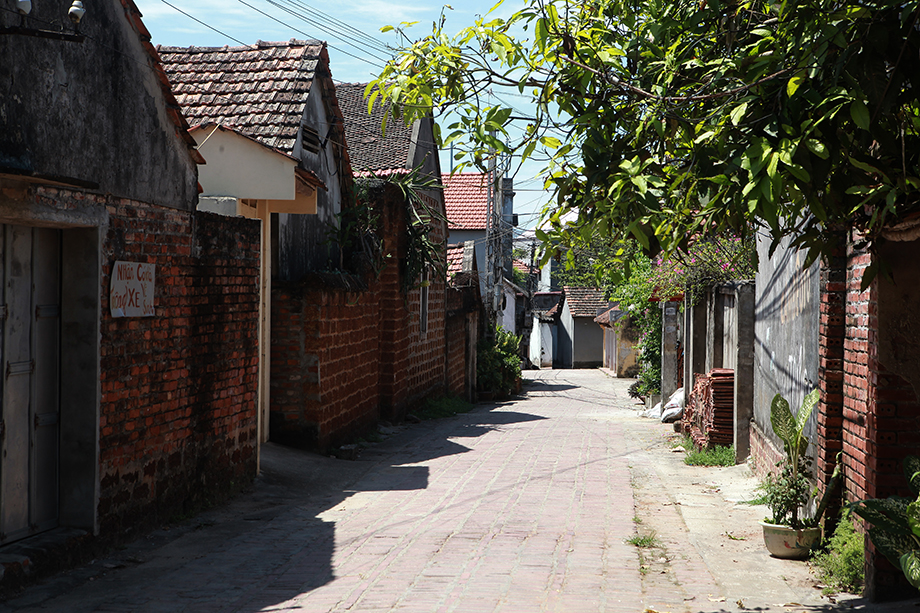 Làng Mông Phụ là nơi còn giữ nguyên được nét đẹp cổ xưa với nhà mái ngói đỏ, xen giữa là những hàng cây xanh. Đây còn là quê hương của nhiều danh nhân như Vua Ngô Quyền, Bố cái Đại Vương Phùng Hưng, Thám Hoa, Giang Văn Minh... Trong những ngày chớm thu, vẻ đẹp bình yên của ngôi làng cổ này khiến nhiều người ngỡ ngàng, say đắm.