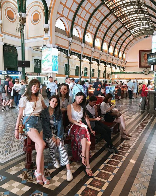 Chuyến du lịch của Yuri Huang cùng với nhóm bạn thân đều là các cô gái trẻ.
