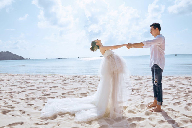Khung cảnh biển Việt Nam làm nền cho bức hình tình yêu của vợ chồng nữ diễn viên.