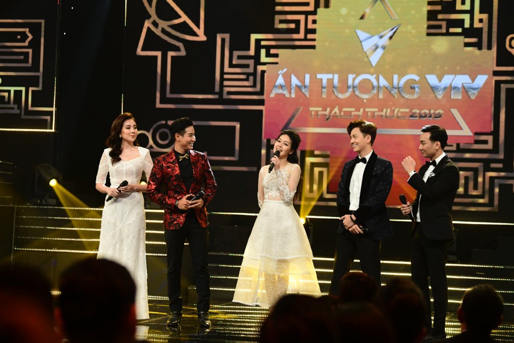 Hạng mục trao giải đầu tiên của VTV Awards 2019 là Dẫn chương trình ấn tượng với 4 đề cử: MC Thành Trung, Ngô Kiến Huy, Mai Ngọc, Hồng Nhung, Nguyên Khang.