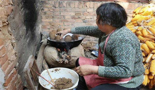 Nhìn cứ như đất sét nướng, không ngờ khi chín lại trở thành món ngon xuất sắc - 1