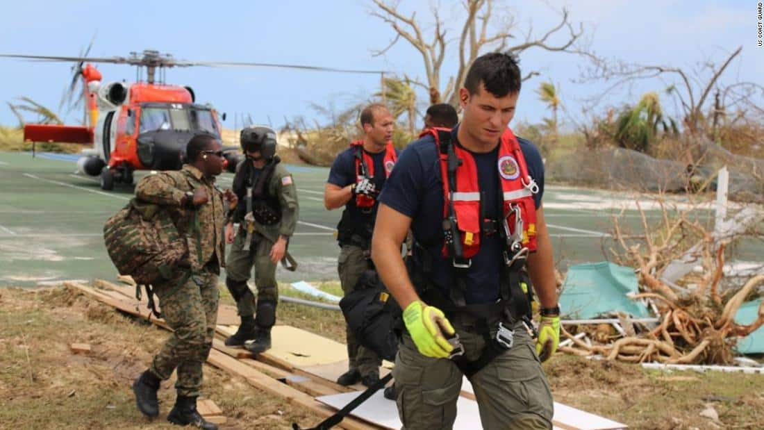 Lực lượng bảo vệ bờ biển Mỹ hỗ trợ cứu hộ ở Bahamas. (Ảnh: CNN)