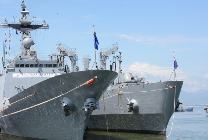 Tàu khu trục “Moon Mu The Great” và tàu hỗ trợ hậu cần “ROKS Hwacheon” của Hải quân Hàn Quốc tại cảng Tiên Sa, TP Đà Nẵng