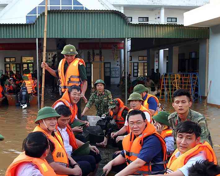 Phó Thủ tướng Vương Đình Huệ đi thuyền vào vùng "rốn lũ" thăm hỏi, động viên người dân - Ảnh: VGP
