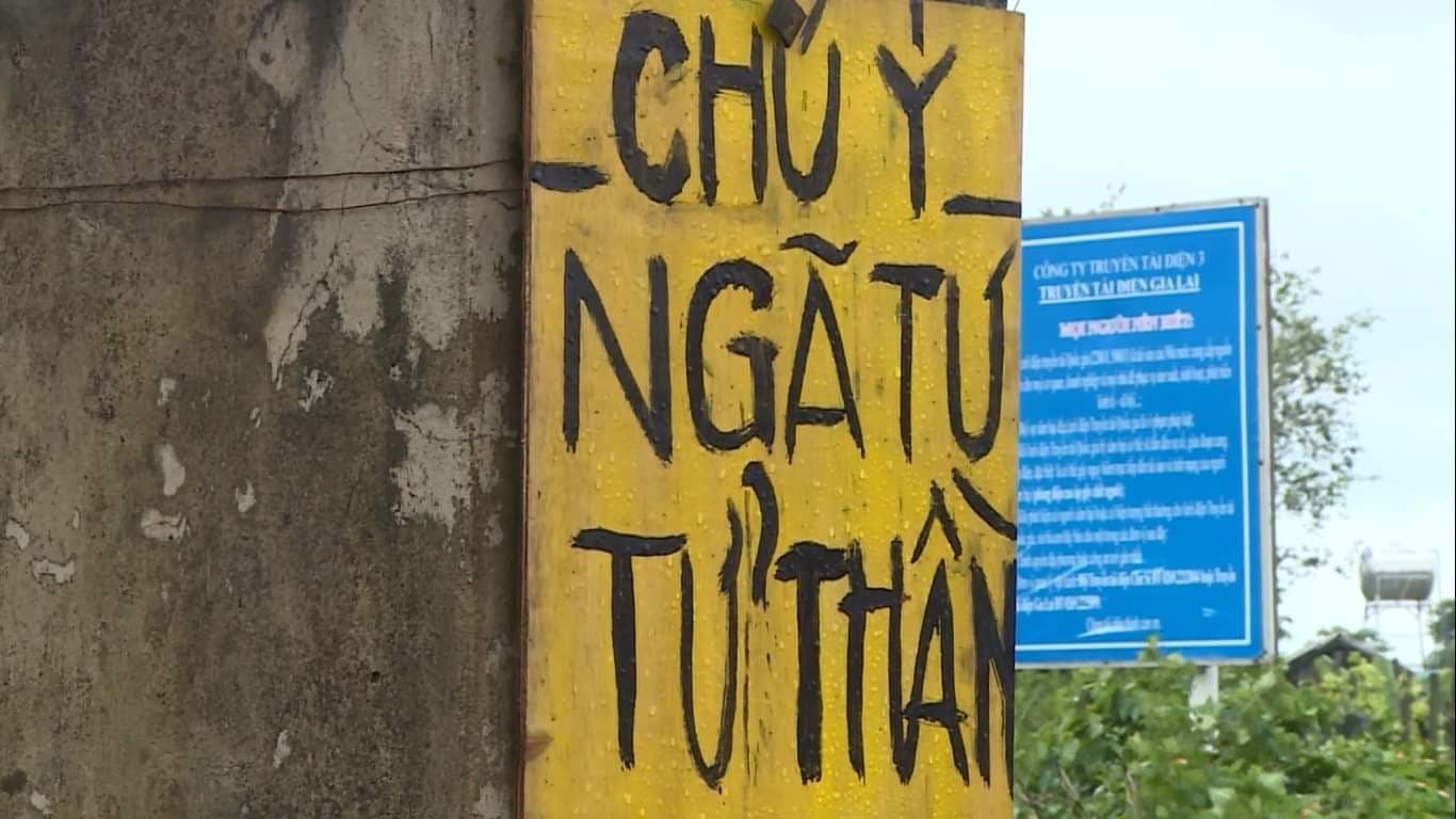 Người dân gắn biển cảnh báo "ngã tư tử thần" tại nút giao nhau giữa đường tránh với đường Trần Nhân Tông