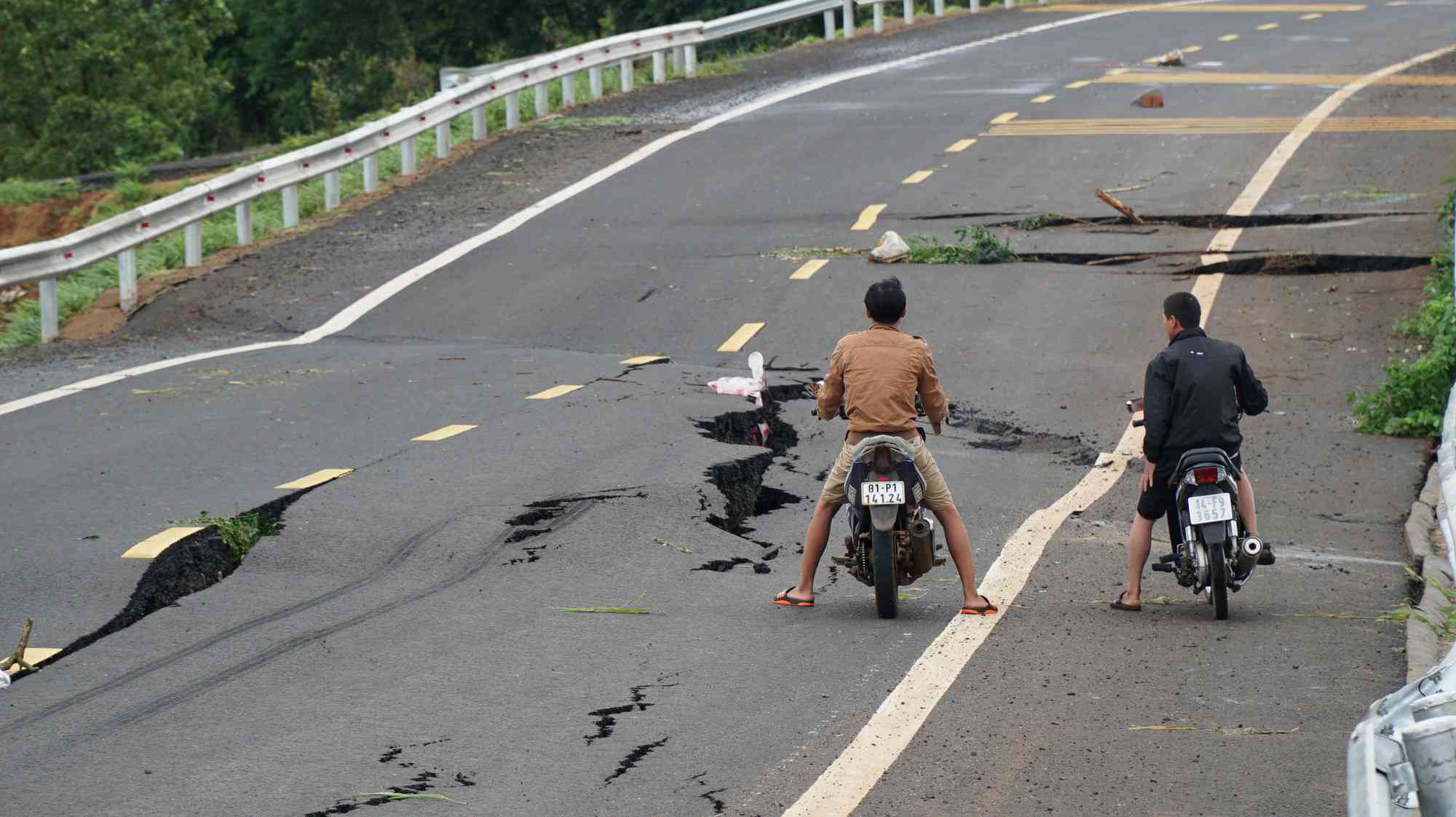 Mới hoàn thành nhưng tuyến đường tránh đã nứt toác, không thể lưu thông