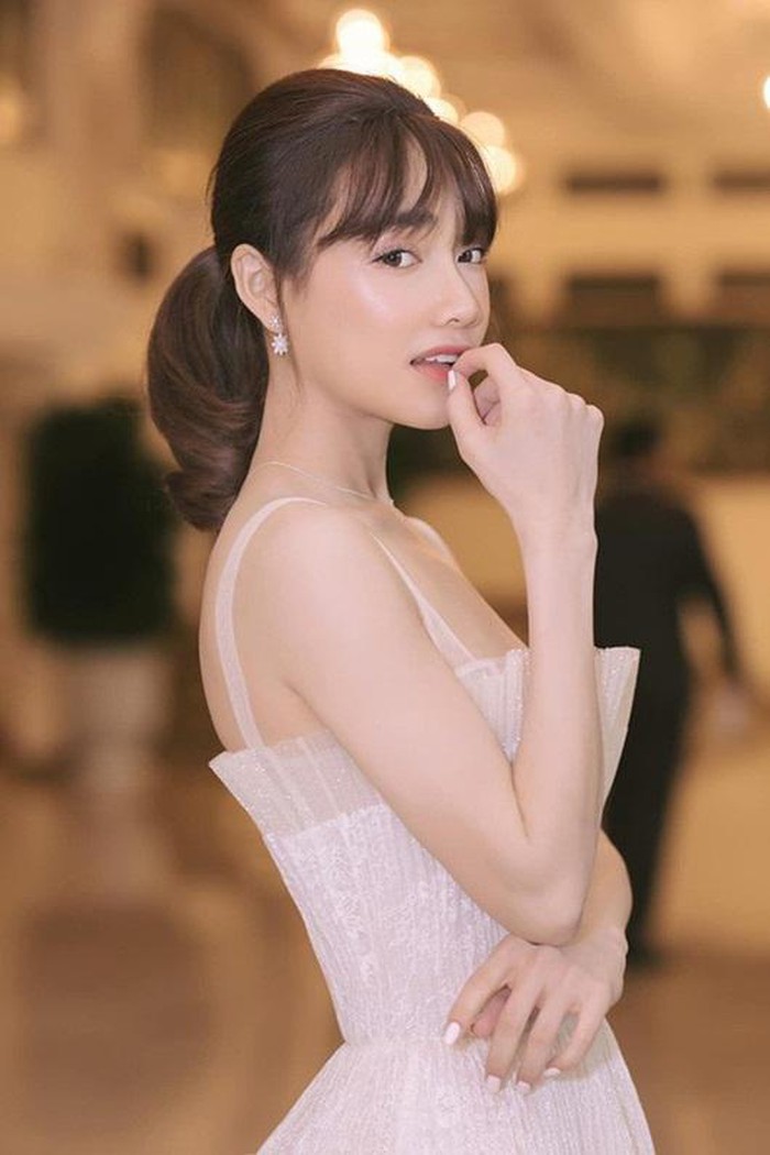 Nhã Phương đã giảm được 15kg sau khi sinh con và trở lại showbiz với vóc dáng thon gọn.&nbsp;