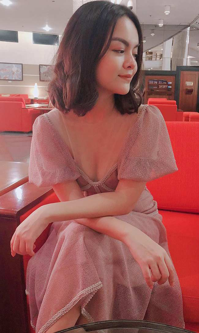 Những kiểu váy Phạm Quỳnh Anh chọn thường thiên về xu hướng gợi cảm.