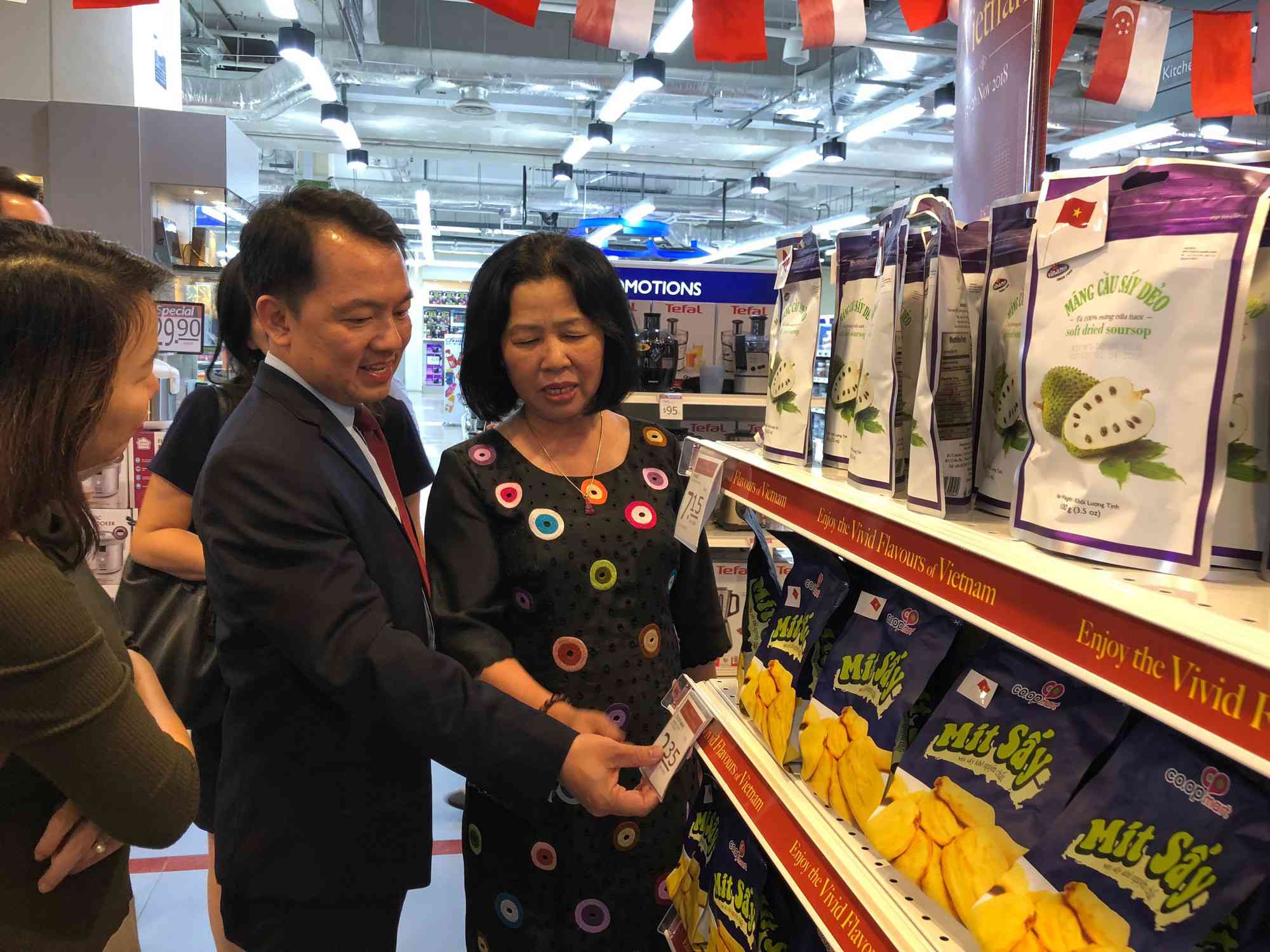Nếu có chuẩn chung, hàng hóa ASEAN sẽ dễ dàng hơn trong việc mở rộng thị trường. Trong ảnh: Hàng hóa Việt Nam bán tại siêu thị Singapore