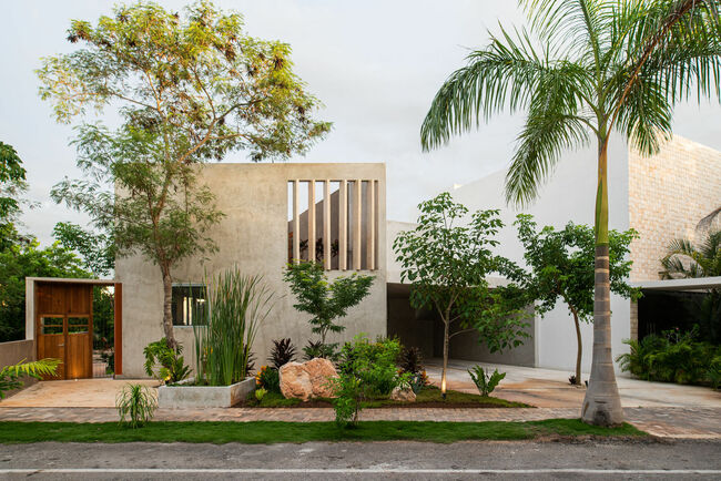 Ngôi nhà được xây dựng tại thị trấn Meriada (Mexico), được tạp chí kiến trúc nổi tiếng Archdaily đánh giá là mang thiết kế “kỳ lạ” nhưng thực chất lại phù hợp với điều kiện xây dựng và mong muốn của chủ nhân ngôi nhà.
