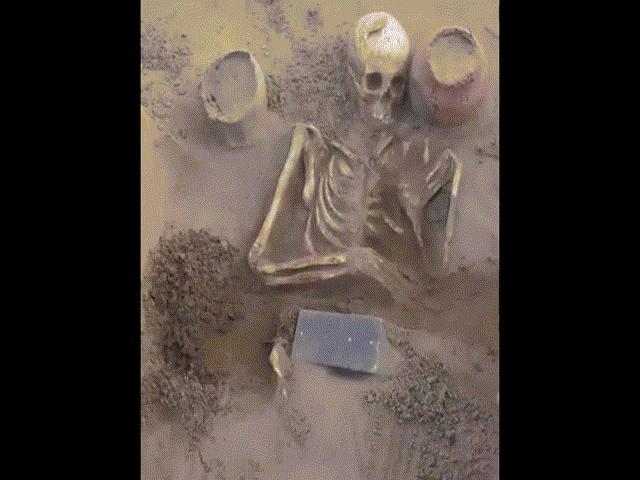 Tìm thấy vật thể bí ẩn giống iPhone trong ngôi mộ 2.100 năm tuổi tại Nga