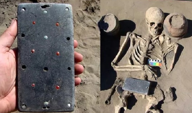 Hài cốt 2.100 năm tuổi với vật thể bí ẩn giống hình dạng iPhone.