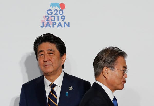 Thủ tướng Nhật Bản Shinzo Abe (trái) và Tổng thống Hàn Quốc Moon Jae-in