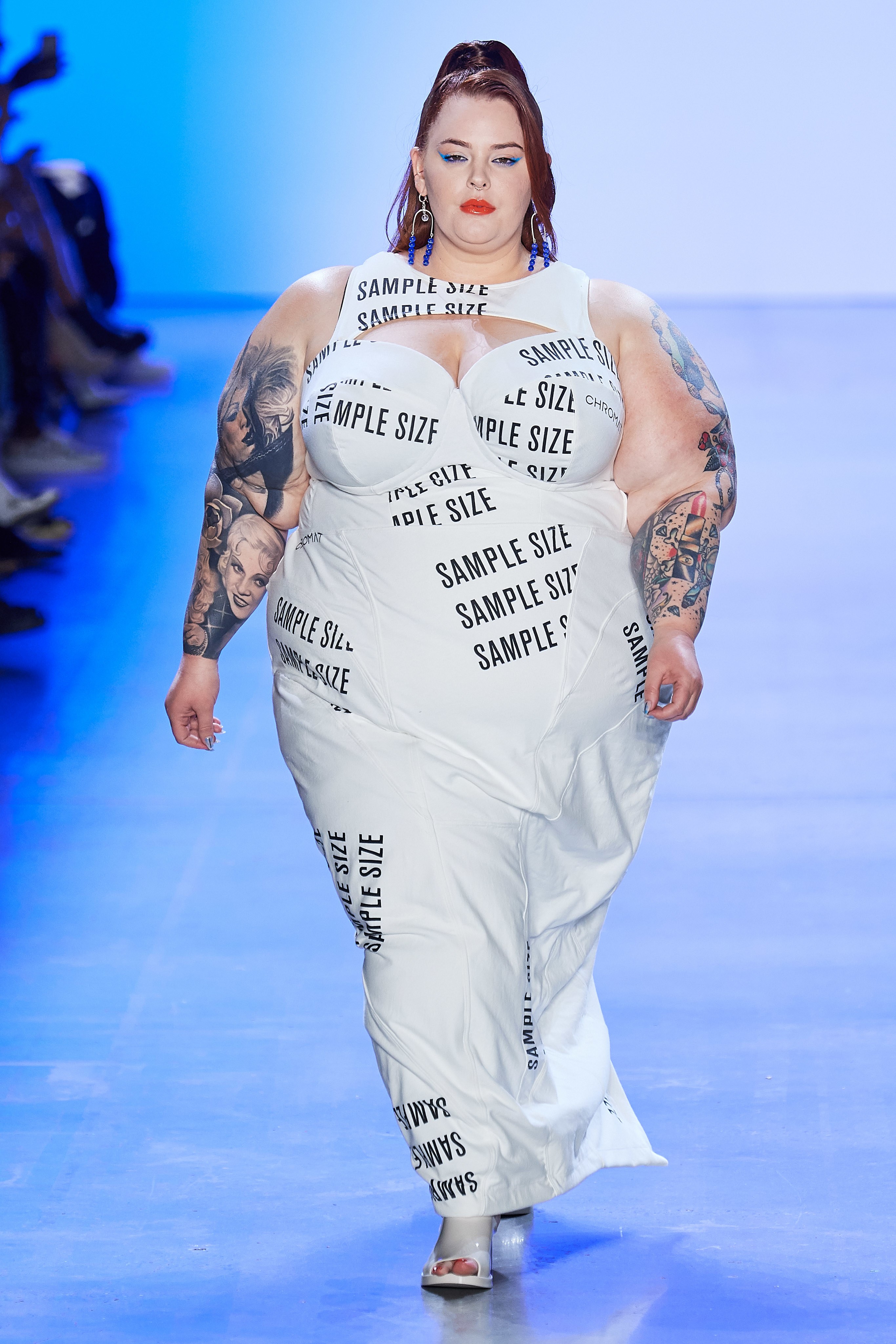 Tess Holliday tự tin trình diễn trong bộ váy gợi cảm in chữ "sample size" (kích cỡ tiêu chuẩn).&nbsp;