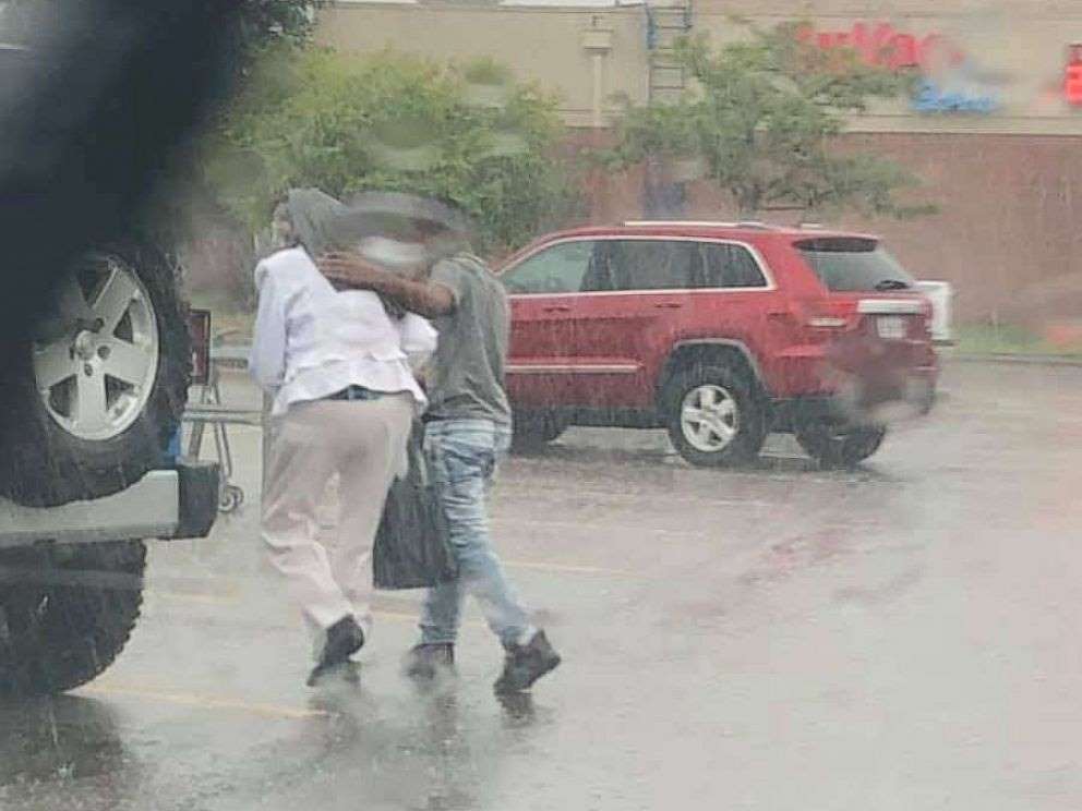 Cậu bé bị cảnh sát truy nã vì hành động quá tốt bụng với một bà lão dưới trời mưa (Ảnh: Sở cảnh sát thành phố Independence)