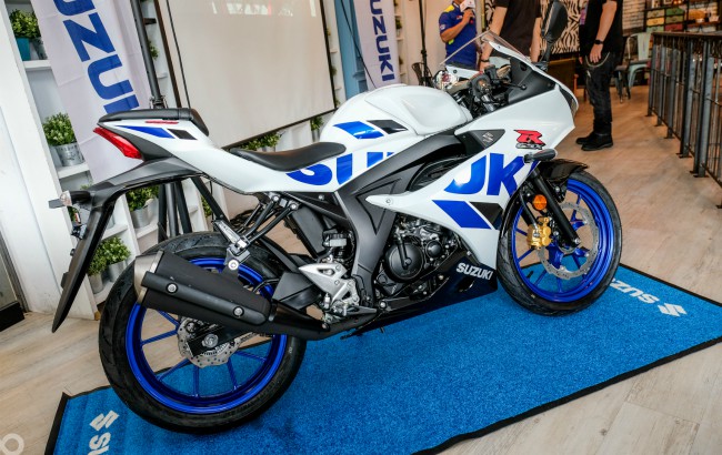 2020 Suzuki GSX-R/S 150 được phân phối ở Đài Loan với giá bán lần lượt là 118.000 Đài tệ &#40;87,77 triệu VNĐ&#41; và 128.000 Đài tệ &#40;95,2 triệu VNĐ&#41;. Ảnh thực tế 2020 GSX-R150 màu trắng.