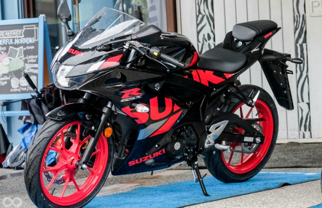 Cận cảnh phiên bản GSX-R150 màu đen.