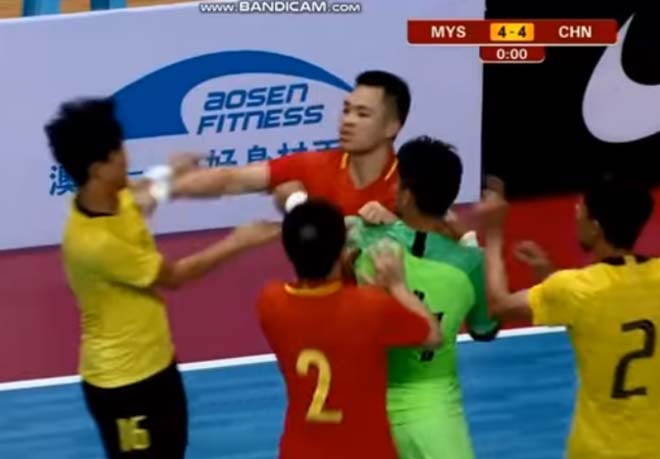 Cầu thủ của tuyển futsal Malaysia và Trung Quốc lao vào ẩu đả khi hết giờ