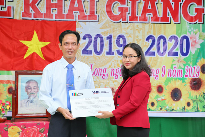 Đại diện VUS tặng thư viện Hạnh Phúc cùng hơn 1,000 đầu sách cho trường Tiểu học Tân Long B nhân buổi khai giảng năm học mới.