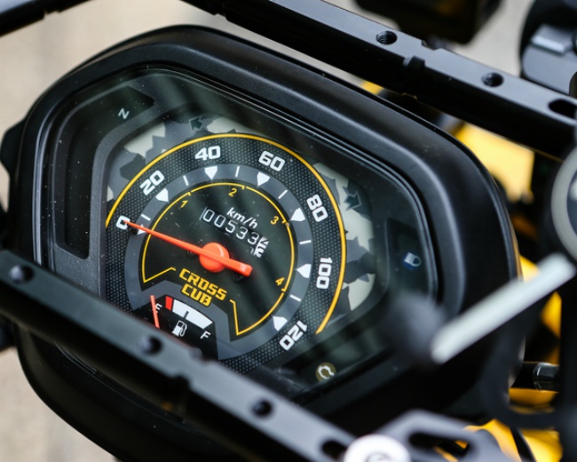 Cận cảnh cụm đồng hồ xe nhìn rõ nét và hiển thị nhiều thông số hữu ích.