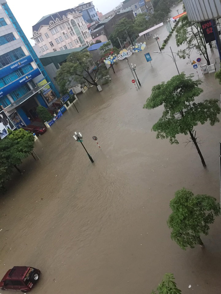 Bắt đầu từ rạng sáng 10/9, trận mưa lớn trút xuống TP.Thái Nguyên khiến nhiều tuyến phố bị ngập sâu. Trong ảnh là tuyến phố Hoàng Văn Thụ, nước ngập sâu lên tận vỉa hè.