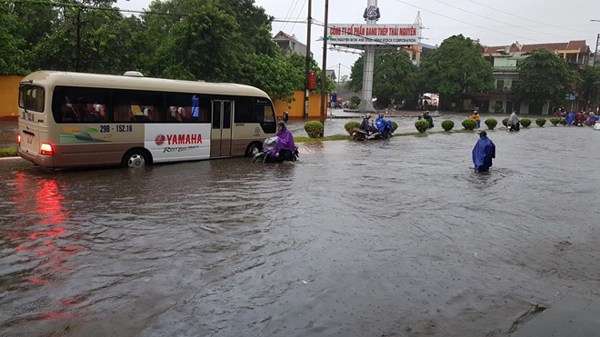 Nước ngập trước cổng Công ty gang thép Thái Nguyên. Ảnh: Thái Hoà.