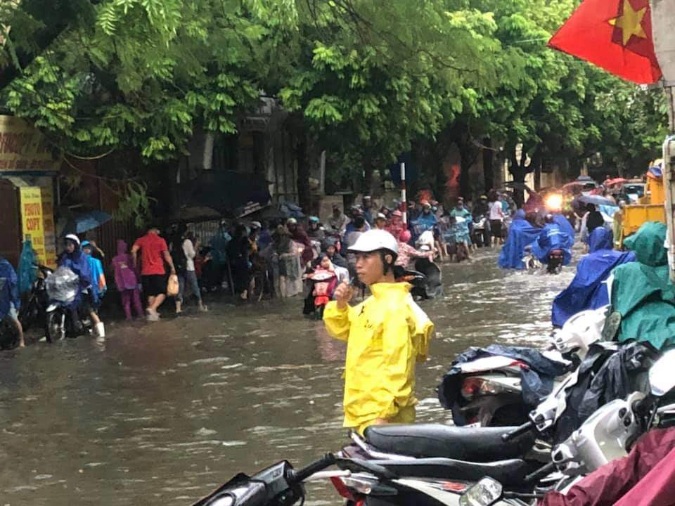Chị Thuý Hà (Hoàng Mai, Hà Nội) cho biết: Tình trạng ngập sâu trên đường Vĩnh Hưng khiến các phương tiện đi lại rất khó khăn, đến 8h30 sáng chị vẫn chưa thể đưa con đến trường.